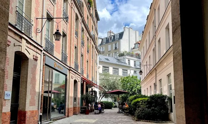Saint Germain Walking Tour with Local Insights