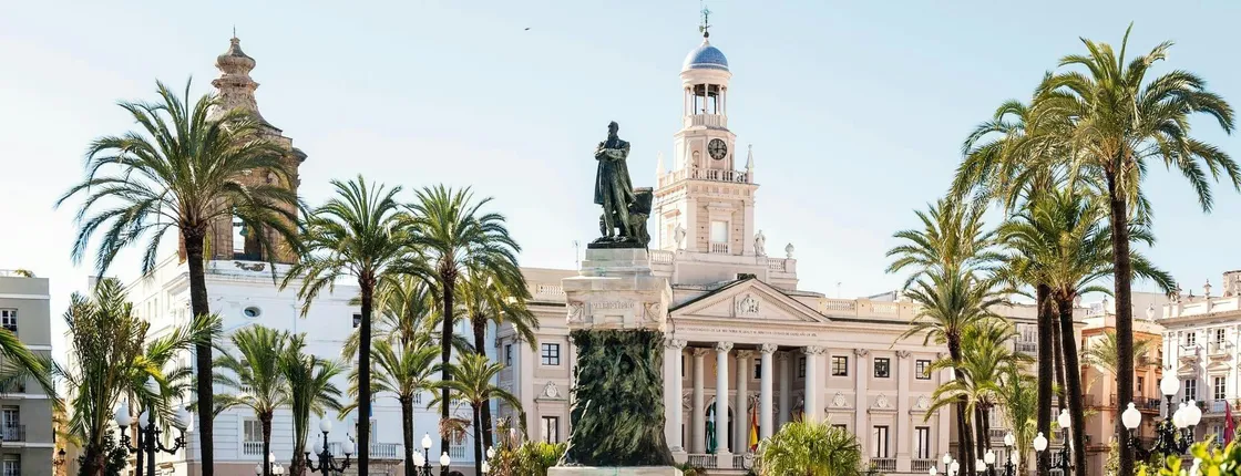 Half-day guided tour of Cadiz with catamaran cruise