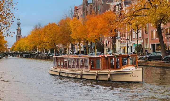 Amsterdam Luxury Canal Cruise + Unlimited Drinks & Bites option