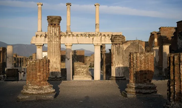 Private Tour to Pompeii and Positano and Vietri Sul Mare
