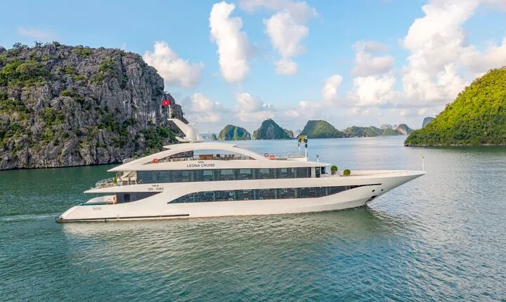 From Hanoi: Premium Halong Bay Cruise with Jacuzzi, Lunch & Party