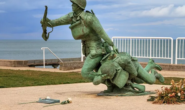 D-Day Normandy Beaches Guided Trip by Car from Paris 