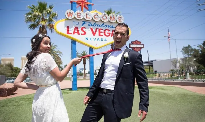 Private Tour by Limousine of Las Vegas' Chapel Row