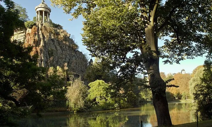 Guided tour of Buttes Chaumont and its surroundings
