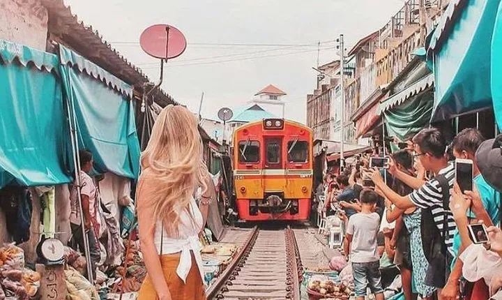 Maeklong Railway & Floating Market Tour (Private & All-Inclusive)