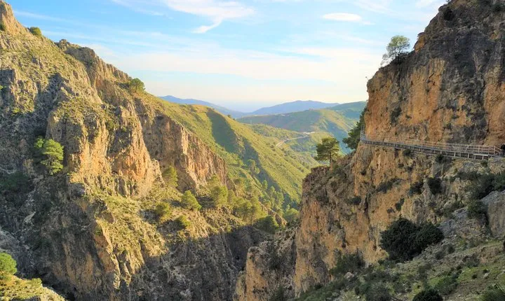 El Saltillo Gorge and White Village Hiking Tour from Malaga