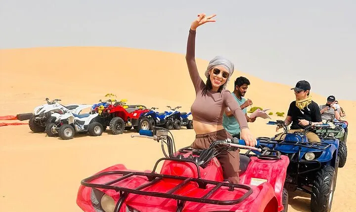 Abu Dhabi: 4x4 Desert Safari and Sandboarding.