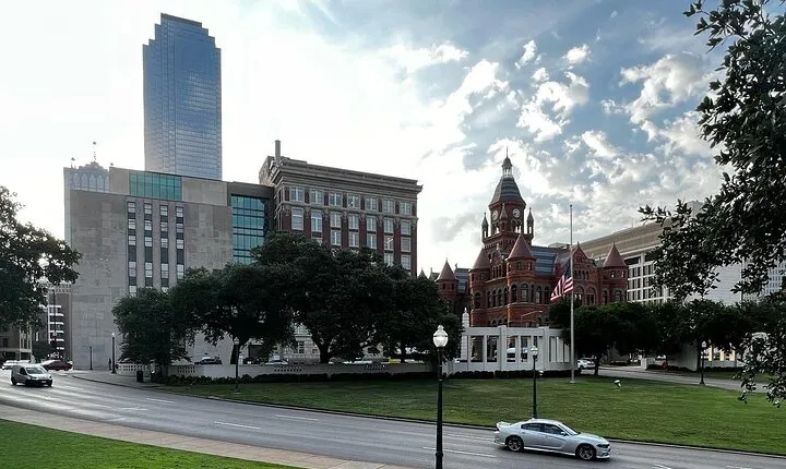 65 Minute JFK Assassination Walking and Van Tour