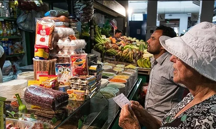 Rome Market Tour & Authentic Italian Aperitivo at a Local's Home
