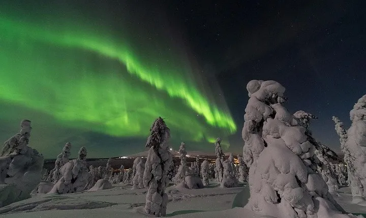 Northern lights hunting by minibus