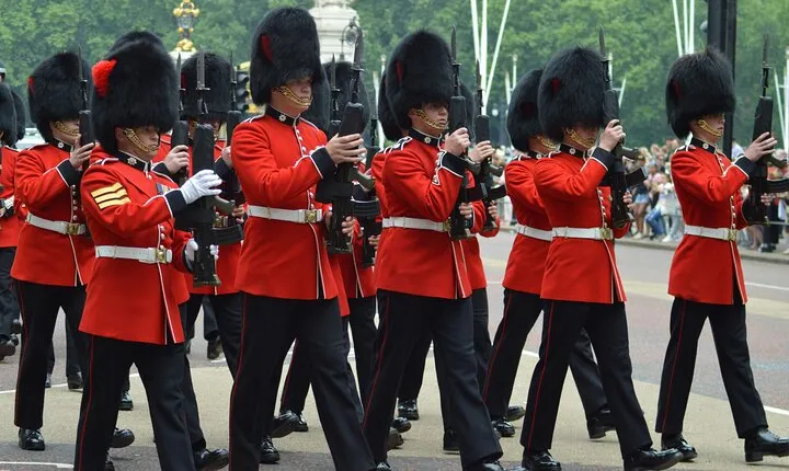 Changing of the Guard Walking Tour in London