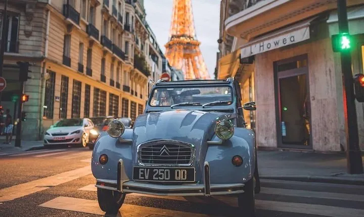 Vintage 2CV Adventure: 3-Hour Paris Highlights Tour