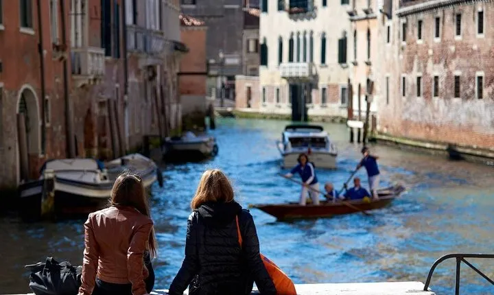 Private Tour: Venice Walk, Gondola, and Private Boat Tour ending on Murano Island with Venetian Lunch and Glass Factory Visit