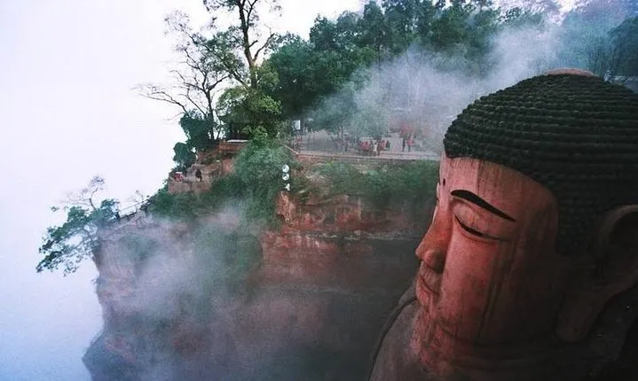 Leshan Giant Buddha and Jinli Ancient Street Day Tour