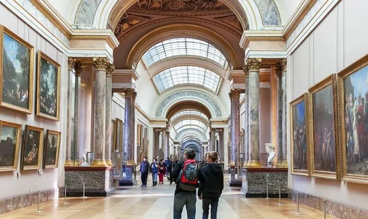 Louvre Walking Tour with Museum Entry