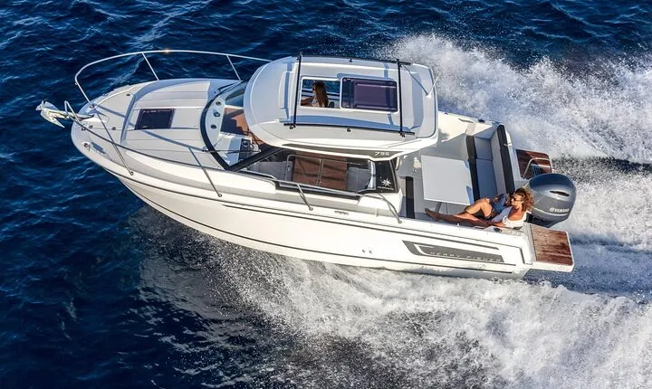 VIP Prague YachtBoat SPEED Experience: All-You-Can-Drink