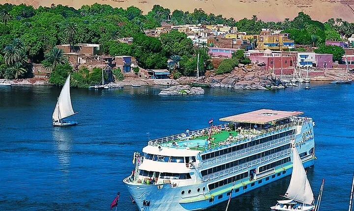Nile Cruise From Aswan To Luxor including Daily Guided Tours