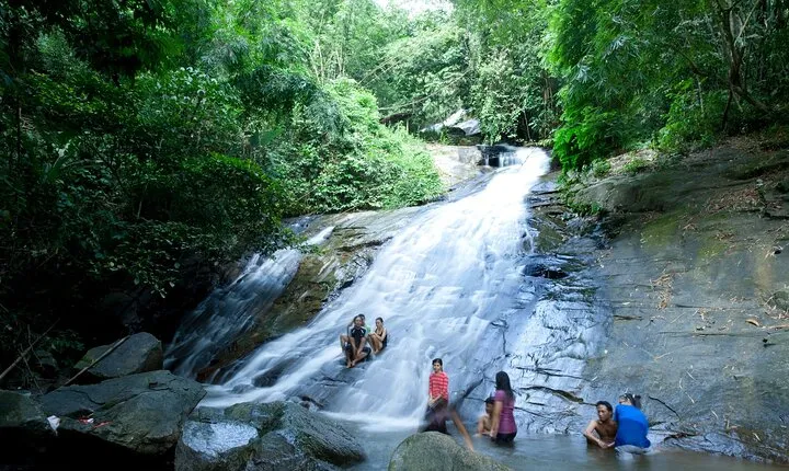Kuala Lumpur Private Tour to Batu Caves Hotsprings And Waterfalls