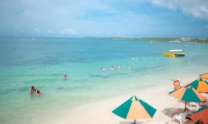 Come and enjoy an unforgettable day on the island of Baru