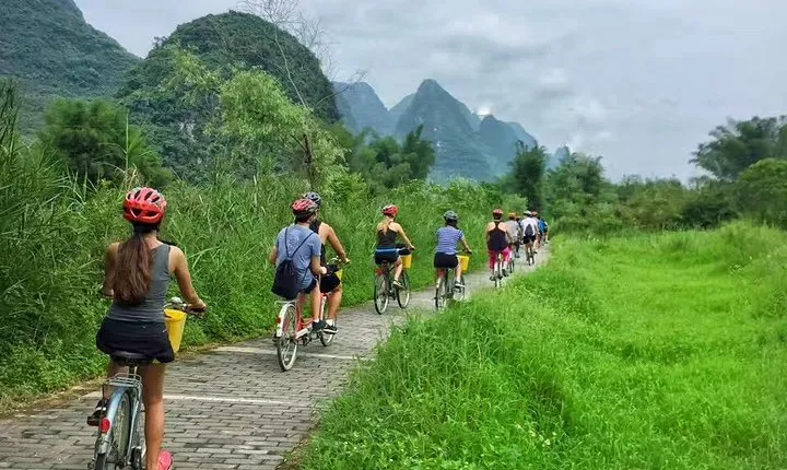 Private Half-Day Bike and Bamboo Raft Tour in Yangshuo
