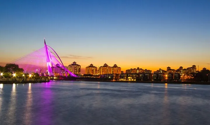 Private Putrajaya Sunset Cruise and Kuala Lumpur Night Trip