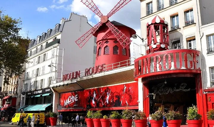 Explore Bohemian Montmartre: Private Half-Day Walking Tour