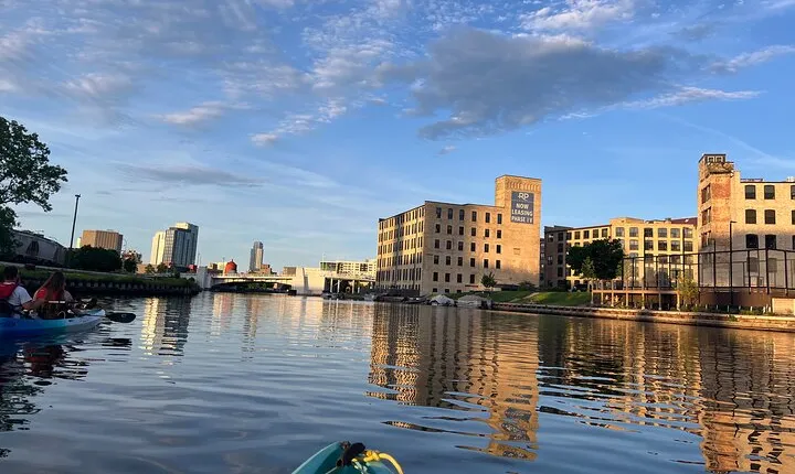 Small Group Kayak Tour of Skyline in Milwaukee 