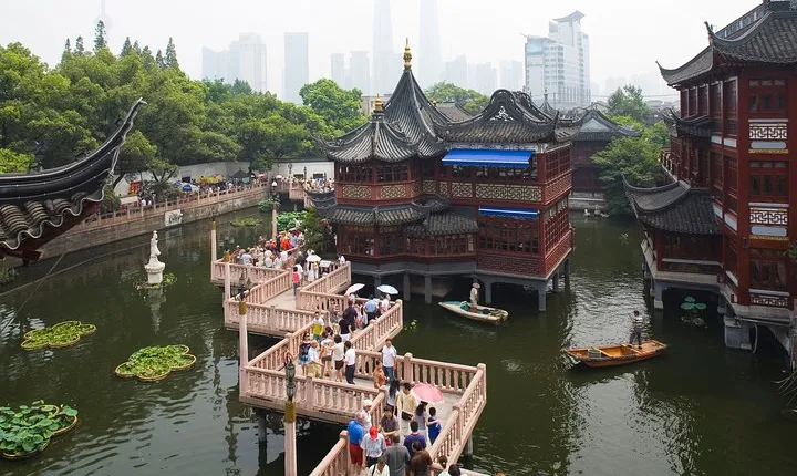 Private Layover Tour of Shanghai City Highlights and Local Market with Pickup