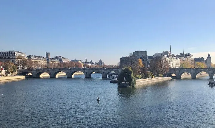 Movie Lovers' Paris walk with a Local