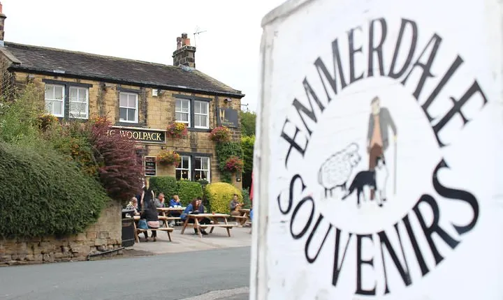 Emmerdale Classic Locations Bus Tour from Leeds