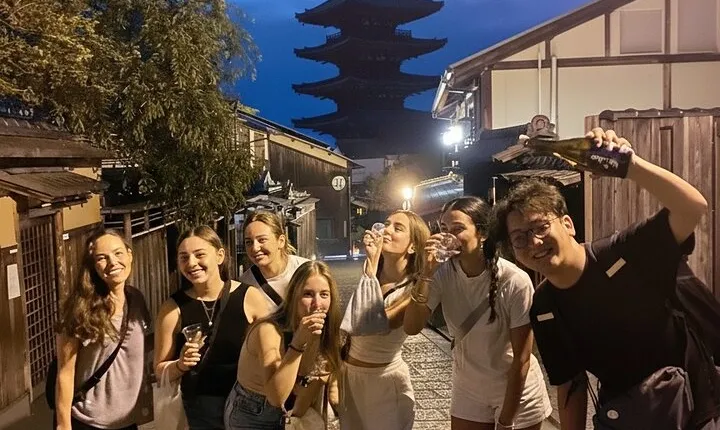 Kyoto Gion Night Tour: Nighttime Walking with Sake
