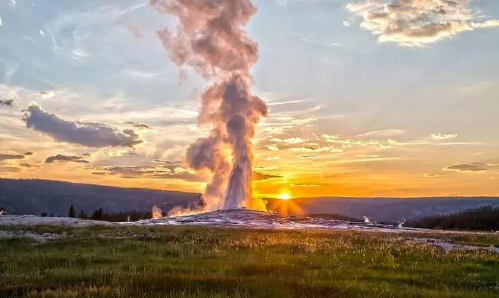Yellowstone Lower Loop VIP Full-Day Private Tour with Lunch