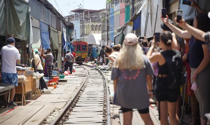 Day Tour From Bangkok to Maeklong and Damnoensaduak Market By Bus