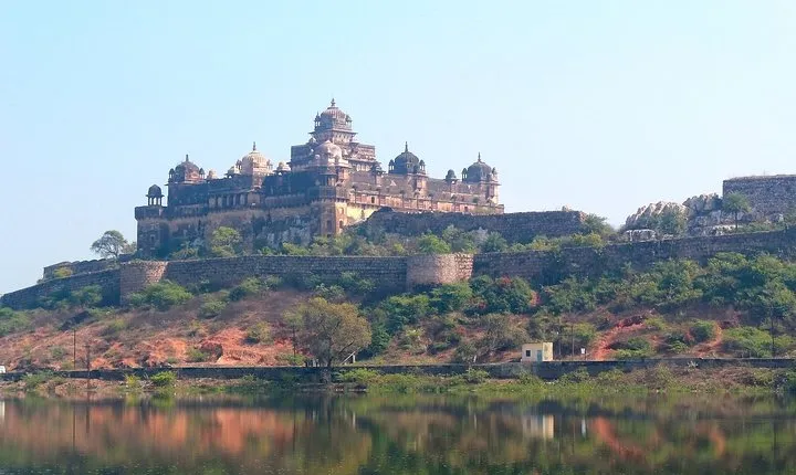 Touristic Highlights of Orchha & Jhansi (Guided Fullday Sightseeing Tour by Car)