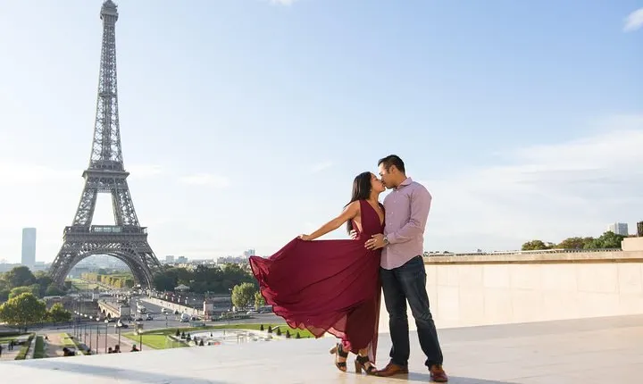 2 Hours Photoshoot tours at the Eiffel tower, Trocadero, Champ de Mars and more