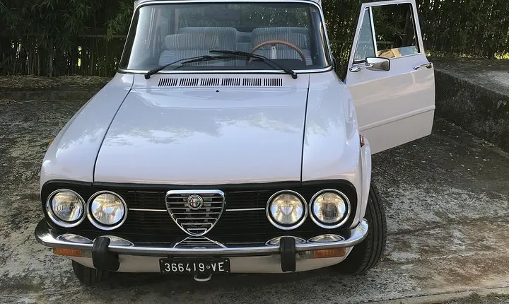 4 Hour Guided Tour in Vintage Alfa Romeo through Rome and Surroundings