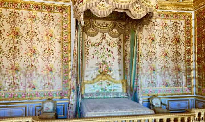 Versailles Palace & Marie-Antoinette's Estate Private Guided Tour with Lunch