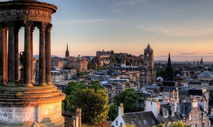 Edinburgh Scavenger Hunt and Highlights Self Guided Tour