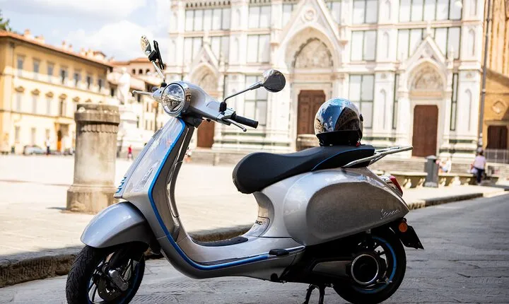 Chianti Hills: App‑Guided e‑Vespa Tour + Lunch in Greve