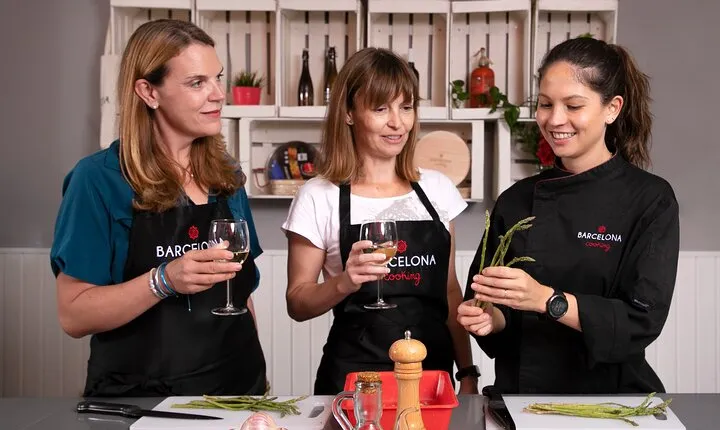 Classic Tapas & Wine Class + La Boqueria