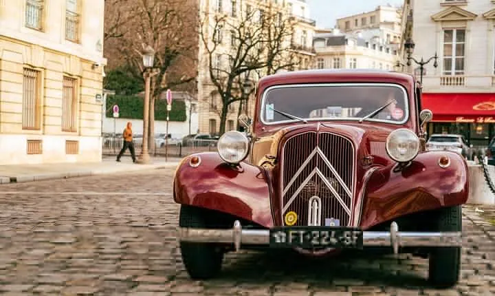 Guided tour of Paris in Citroën Traction Avant or DS 21