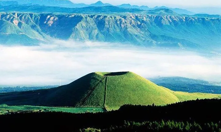 Kumamoto Castle Kusasenrigahama and Mount Aso tour from Fukuoka