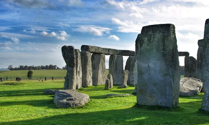 Guided tour to Bath & Stonehenge from Cambridge by Roots Travel.