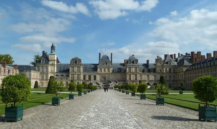 Round transfer to Fontainebleau and Vaux le Vicomte from Paris