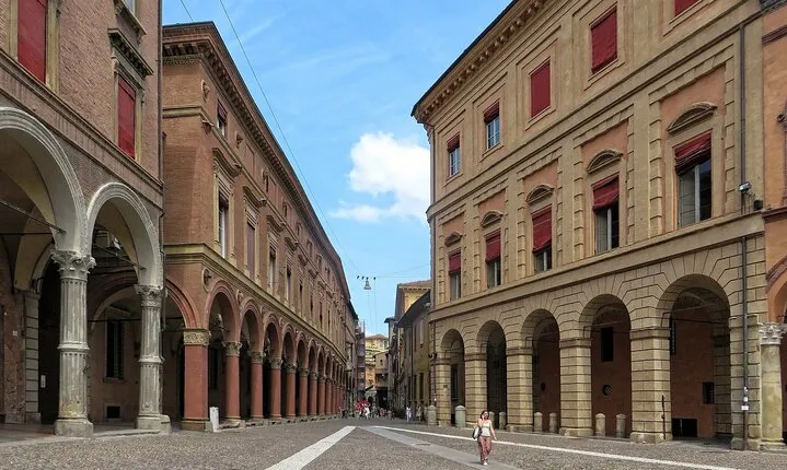 Private Transfer From Milan To Bologna With a 2 Hour Stop