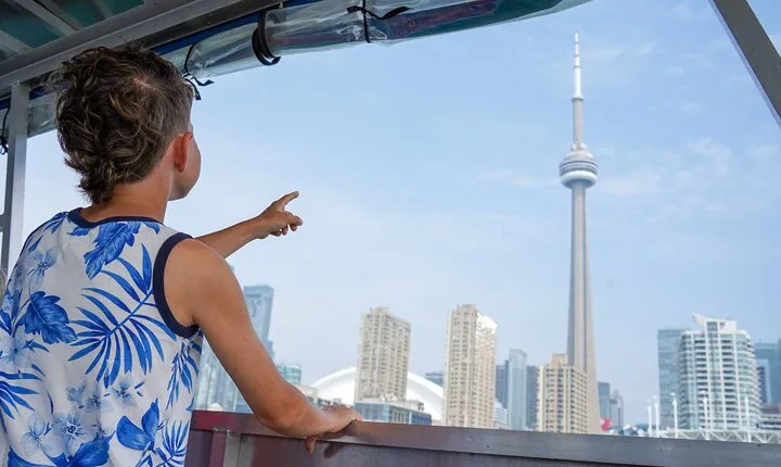 Toronto Exclusive Harbourfront Walking Tour and Boat Cruise