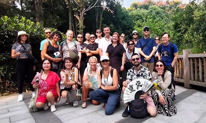Chengdu: Panda Base Leshan Buddha English-guided Group Tour