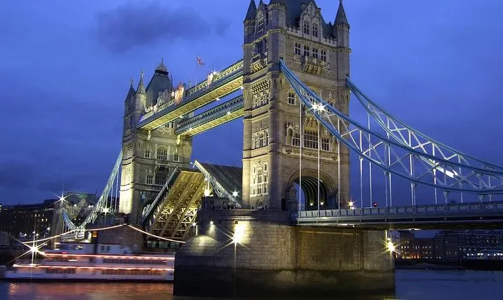 Private Guided and Chauffeured Tour of London