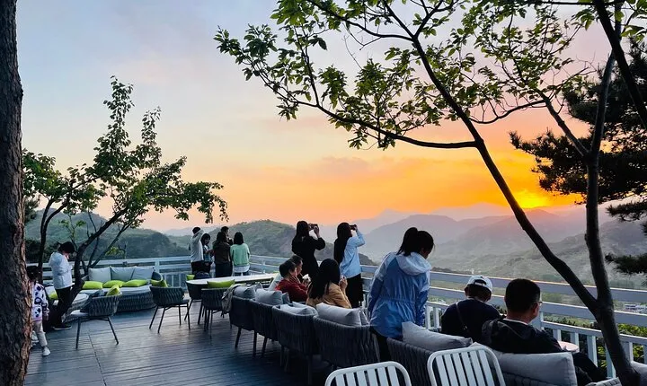 Boutique Early Bird or Sunset Tour of Mutianyu with VIP Pass