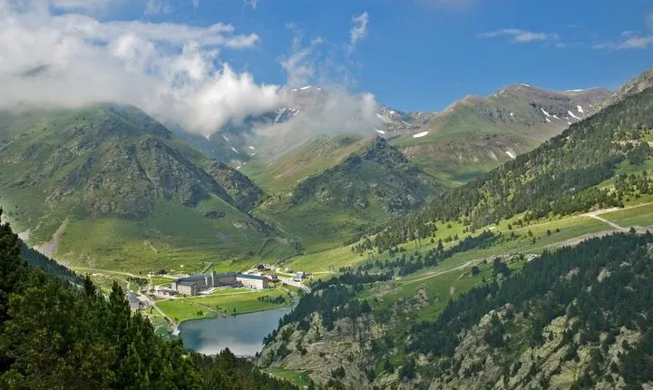 Pyrenees & Medieval Towns Small Group Tour from Barcelona